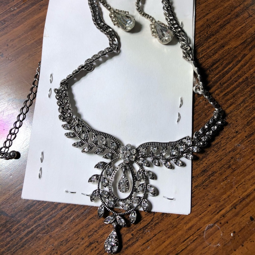 Necklace & earring set